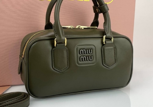 Женская кожаная сумка Miu Miu Arcadie Mini милитари