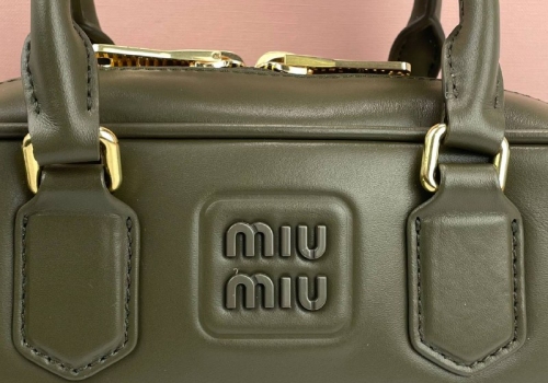 Женская кожаная сумка Miu Miu Arcadie Mini милитари