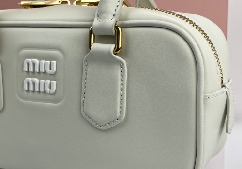 Женская кожаная сумка Miu Miu Arcadie Mini белая