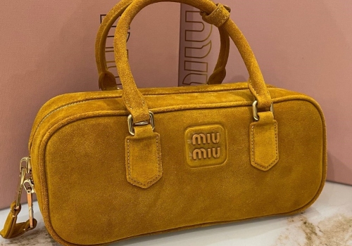 Женская замшевая сумка Miu Miu Arcadie рыжая