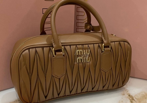 Женская кожаная сумка Miu Miu Arcadie коричневая