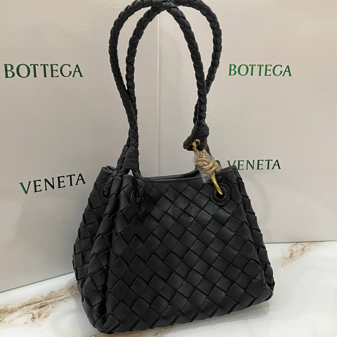 Кожаная сумка Bottega Veneta Parachute черная