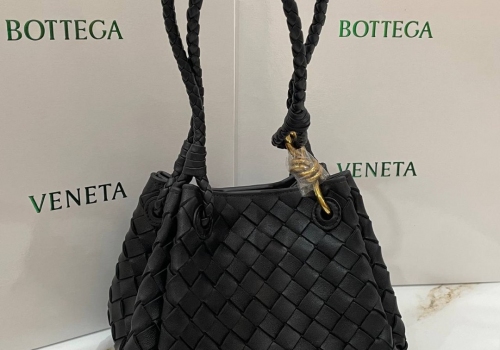 Кожаная сумка Bottega Veneta Parachute черная