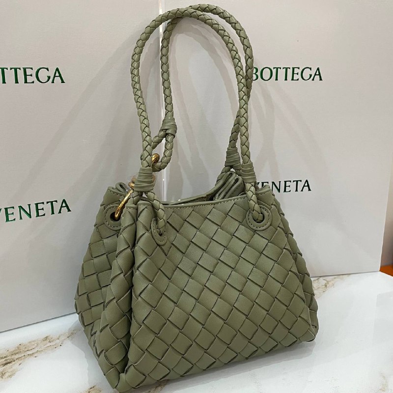 Кожаная сумка Bottega Veneta Parachute оливковая