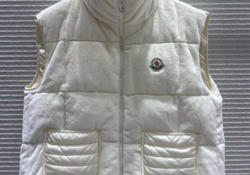 Женский белый жилет Moncler