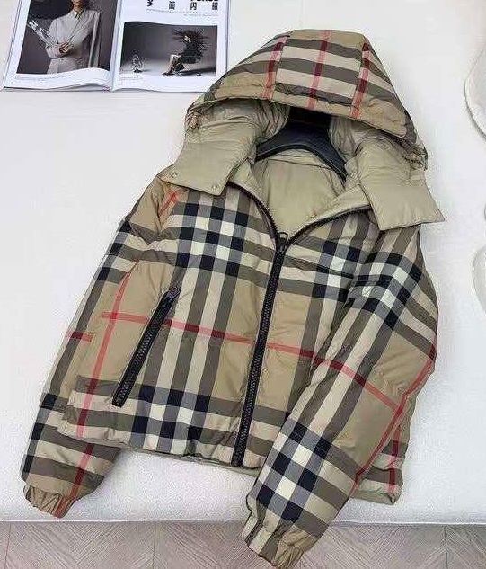 Женский двусторонний пуховик Burberry бежевый