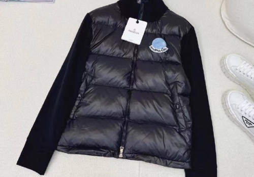 Женский черный пуховик Moncler