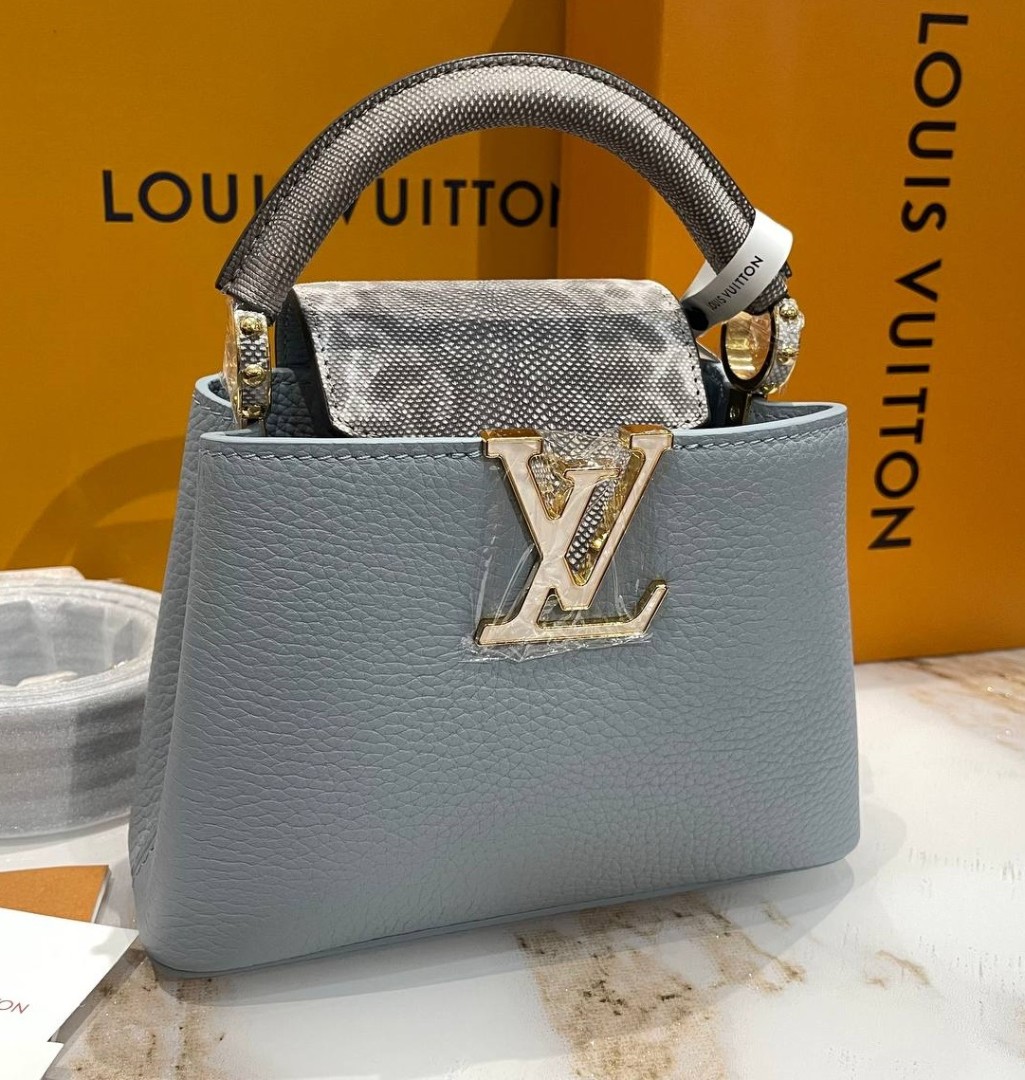 Кожаная серая сумка Louis Vuitton Capucines Mini отделка из кожи питона