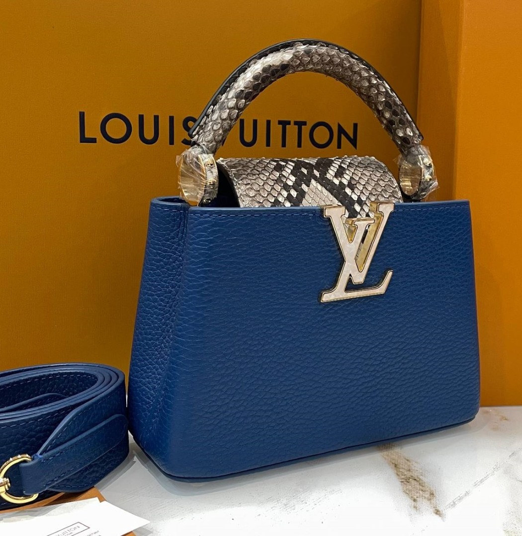 Кожаная синяя сумка Louis Vuitton Capucines Mini отделка из кожи питона