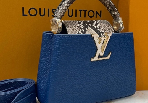 Кожаная синяя сумка Louis Vuitton Capucines Mini отделка из кожи питона