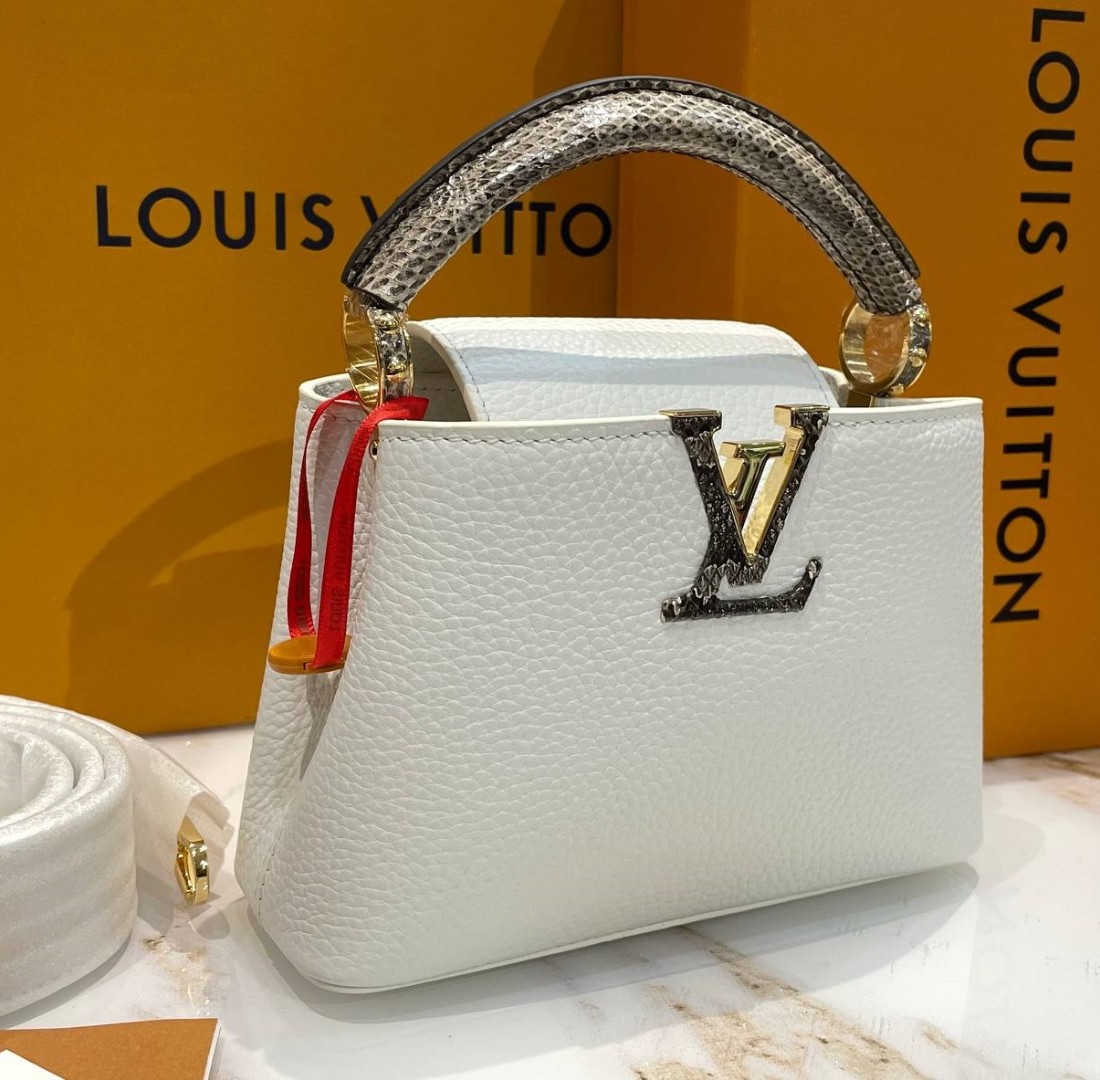 Кожаная белая сумка Louis Vuitton Capucines Mini отделка из кожи питона