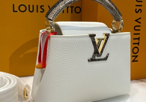 Кожаная белая сумка Louis Vuitton Capucines Mini отделка из кожи питона