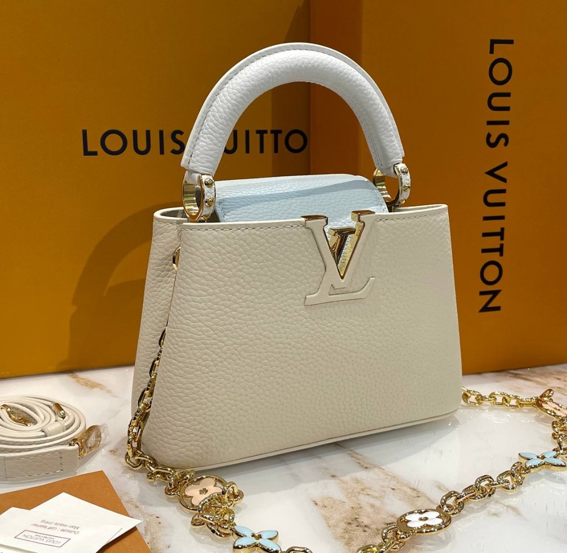 Кожаная молочная сумка Louis Vuitton Capucines Mini