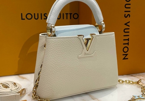 Кожаная молочная сумка Louis Vuitton Capucines Mini