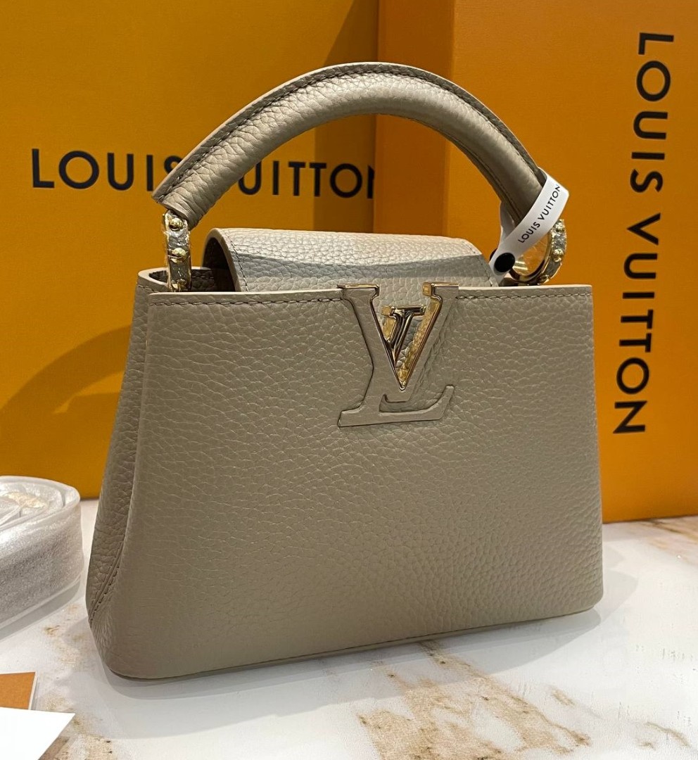 Кожаная бежевая сумка Louis Vuitton Capucines Mini