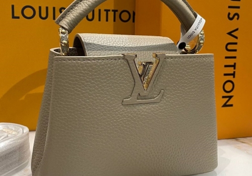 Кожаная бежевая сумка Louis Vuitton Capucines Mini