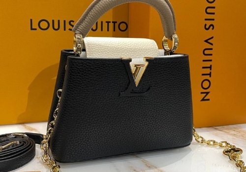 Кожаная черная с бежевым сумка Louis Vuitton Capucines Mini