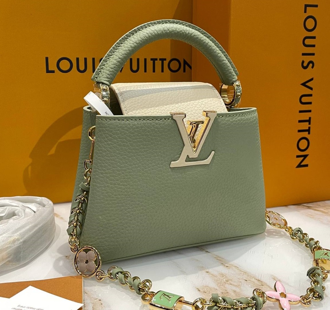 Кожаная оливковая сумка Louis Vuitton Capucines Mini