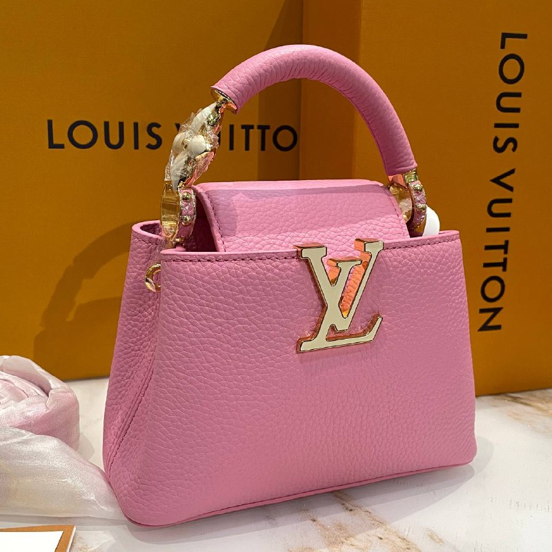 Кожаная розовая сумка Louis Vuitton Capucines Mini