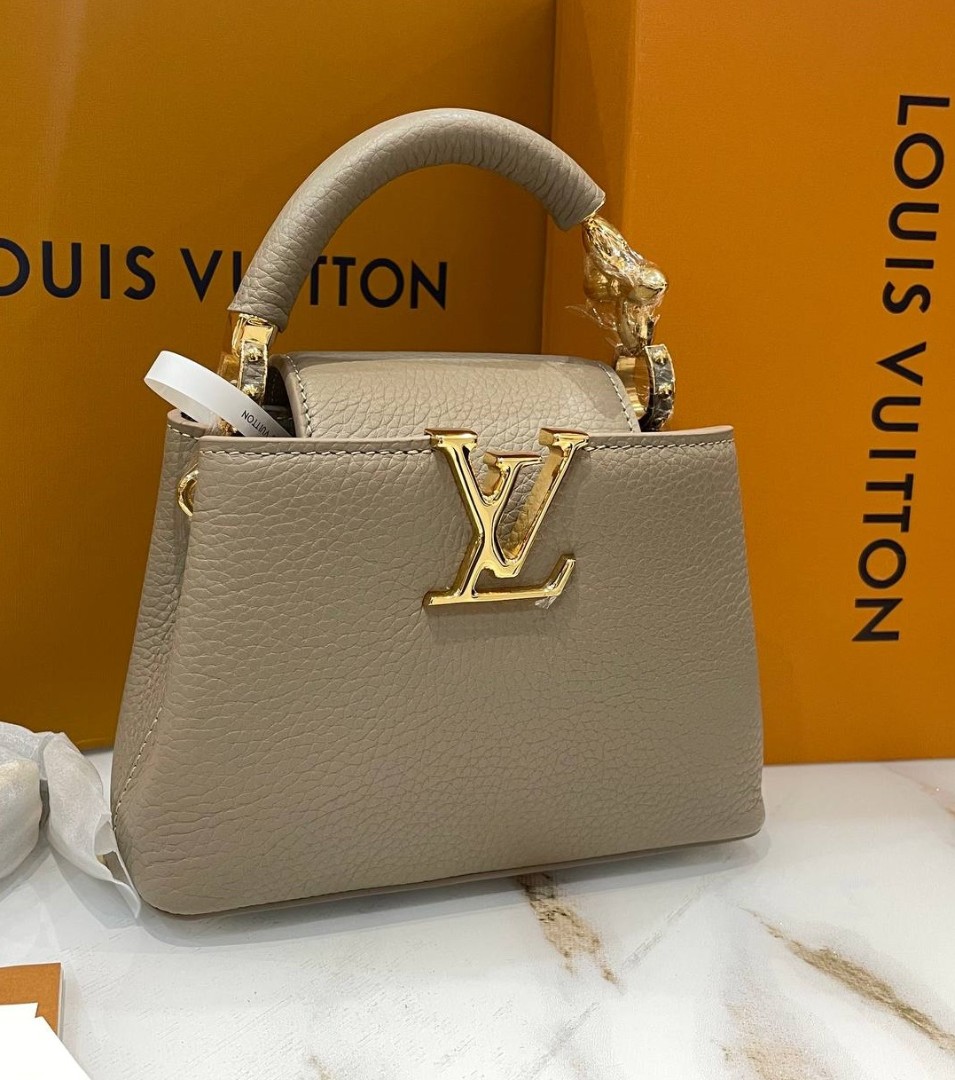 Кожаная бежевая сумка Louis Vuitton Capucines Mini