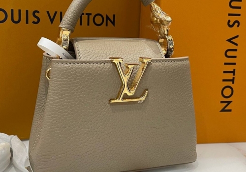 Кожаная бежевая сумка Louis Vuitton Capucines Mini