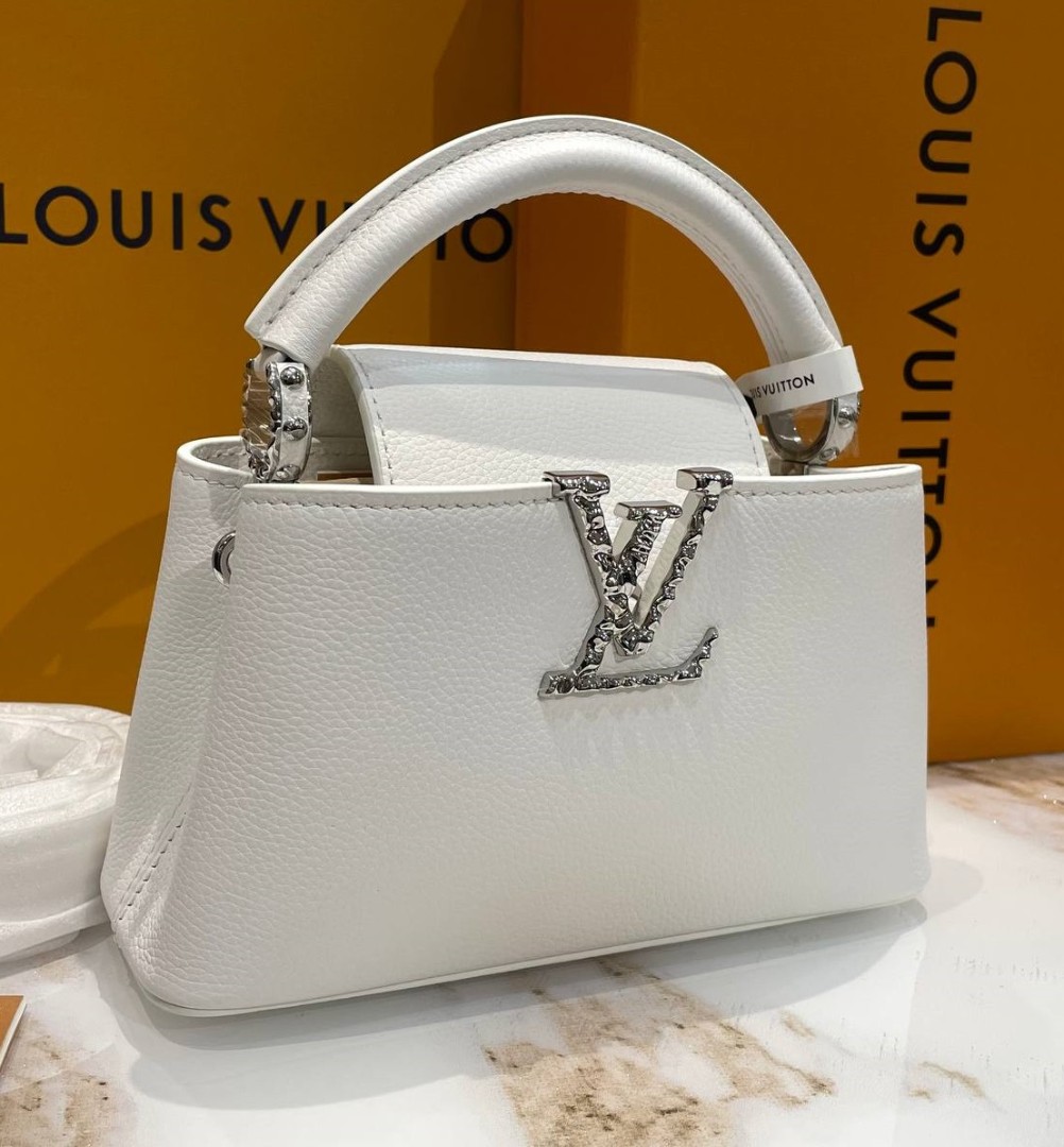 Кожаная белая сумка Louis Vuitton Capucines Mini