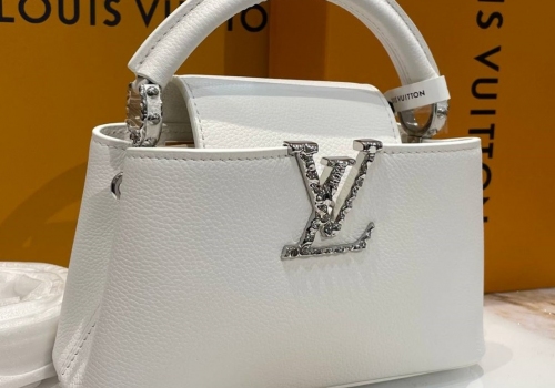 Кожаная белая сумка Louis Vuitton Capucines Mini