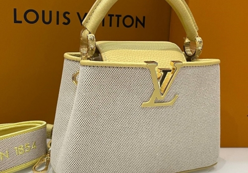 Белая сумка из текстиля Louis Vuitton Capucines Mini