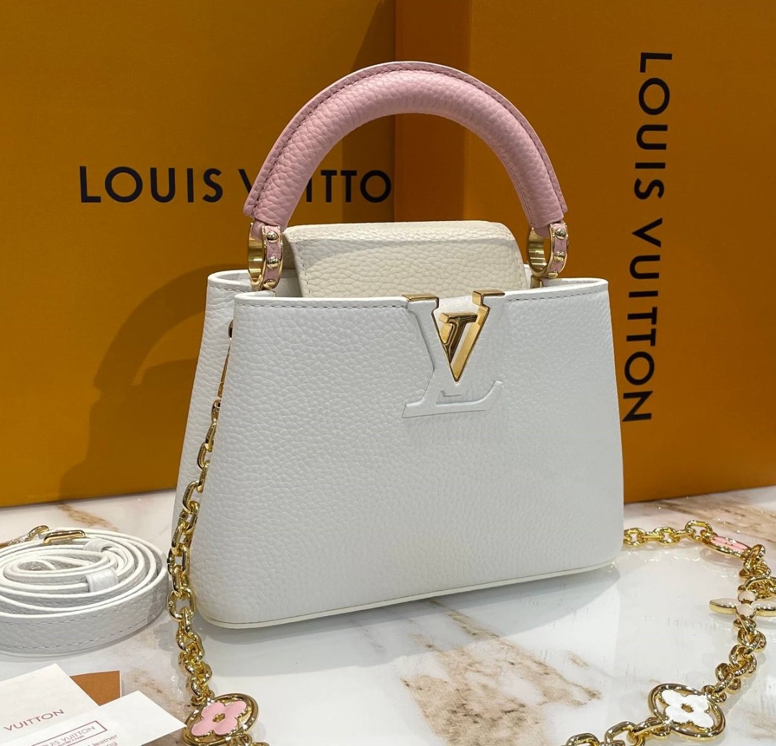 Белая с розовым сумка из кожи Louis Vuitton Capucines Mini