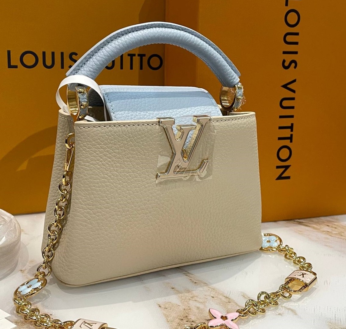 Бежевая с голубым сумка из кожи Louis Vuitton Capucines Mini