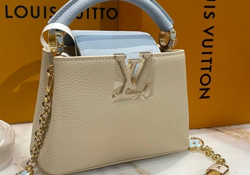 Бежевая с голубым сумка из кожи Louis Vuitton Capucines Mini