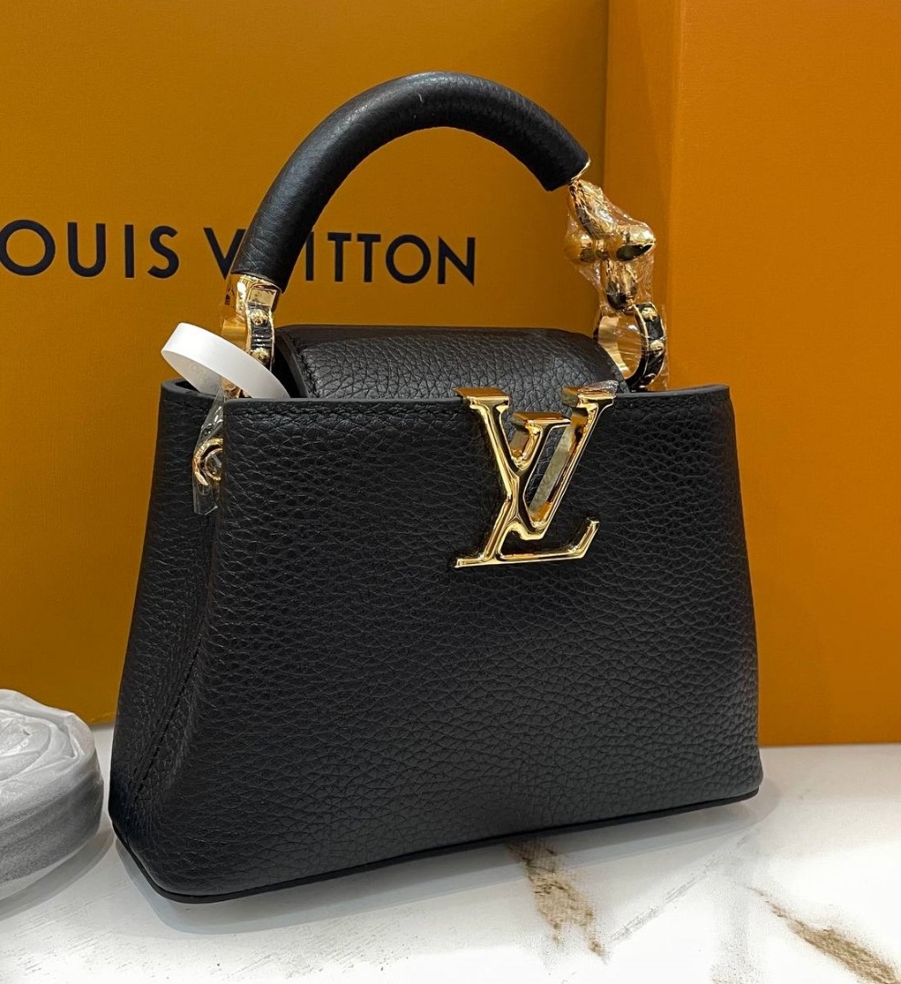 Черная сумка из кожи Louis Vuitton Capucines Mini