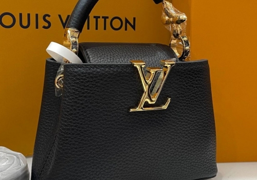 Черная сумка из кожи Louis Vuitton Capucines Mini