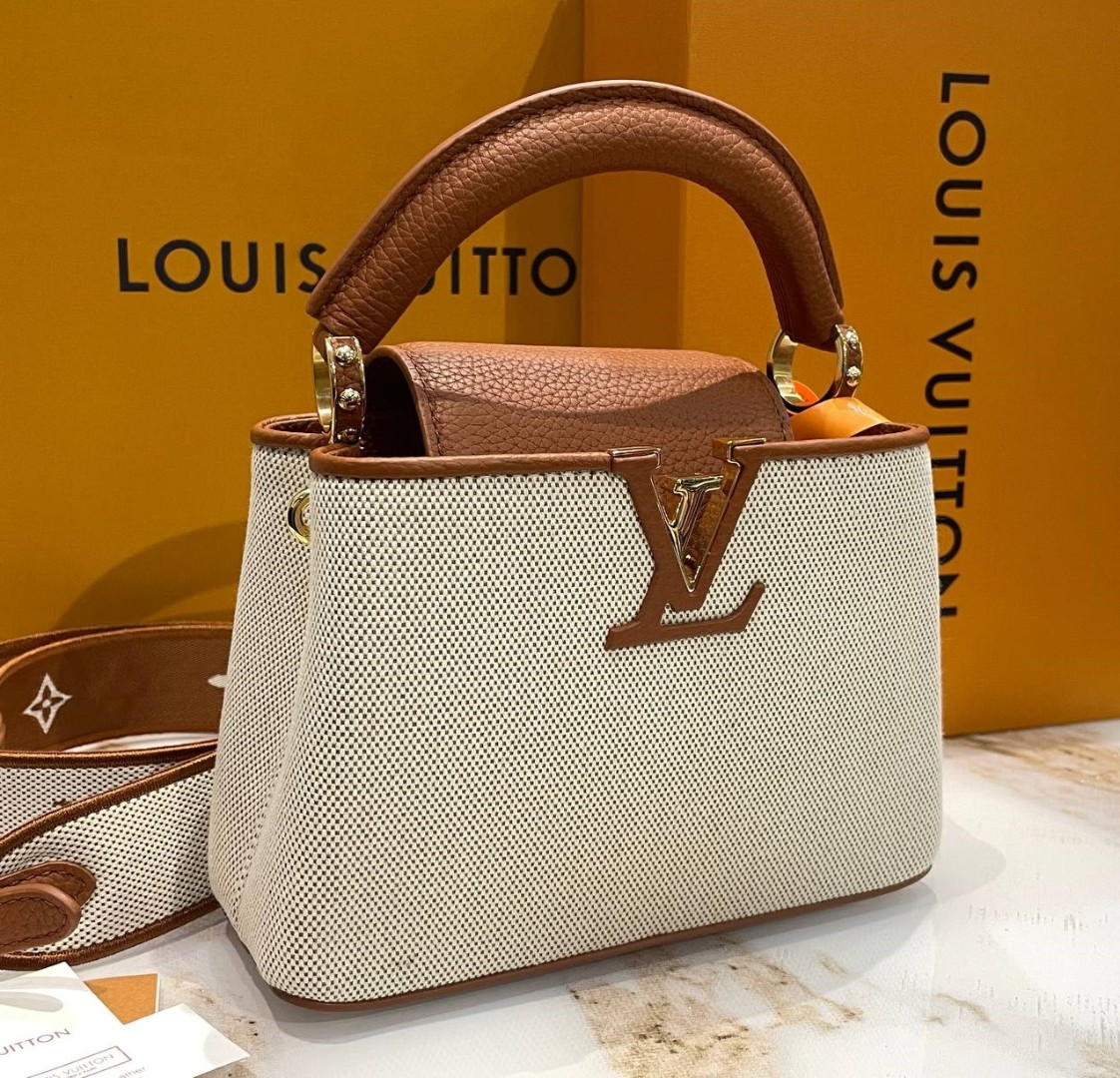 Белая с коричневым сумка из текстиля Louis Vuitton Capucines Mini