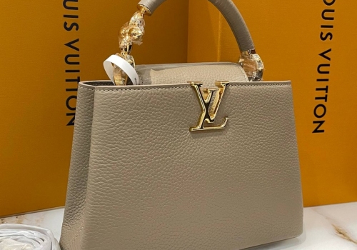 Бежевая кожаная сумка Louis Vuitton New Capucines BB