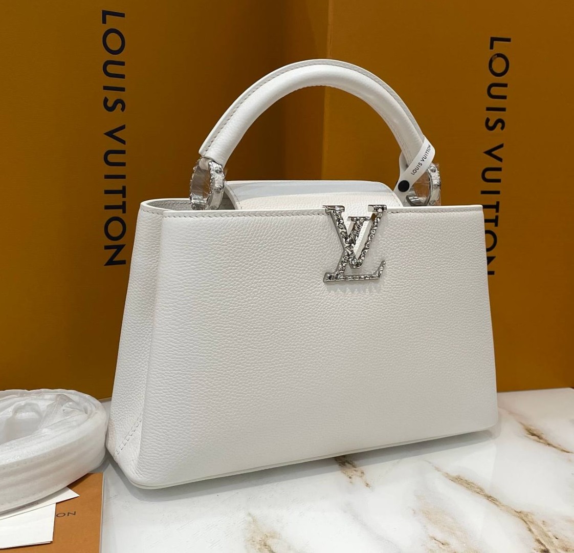 Кожаная сумка Louis Vuitton New Capucines BB белая