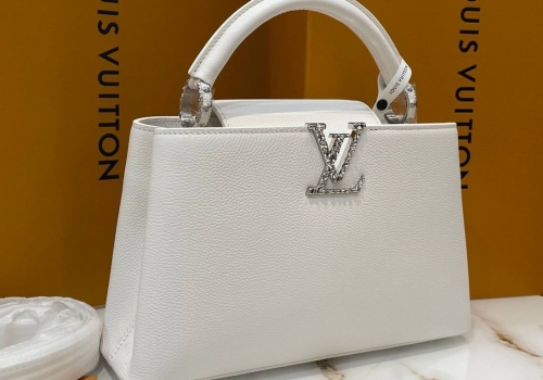 Кожаная сумка Louis Vuitton New Capucines BB белая