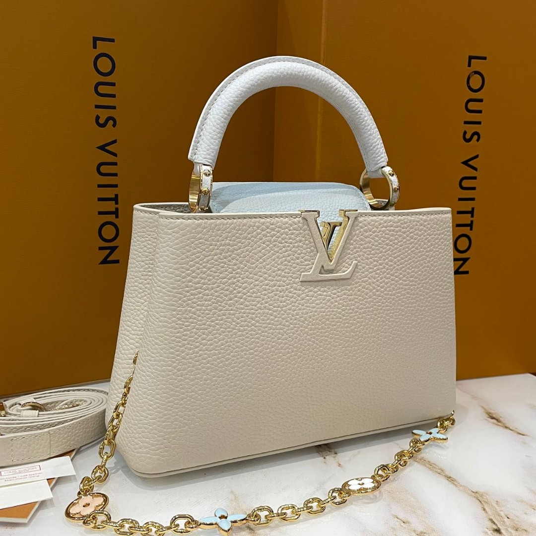 Кожаная сумка Louis Vuitton New Capucines BB молочная с голубым