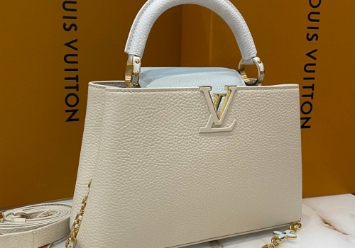 Кожаная сумка Louis Vuitton New Capucines BB молочная с голубым