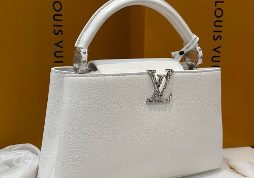 Женская сумка Louis Vuitton Capucines PM белая