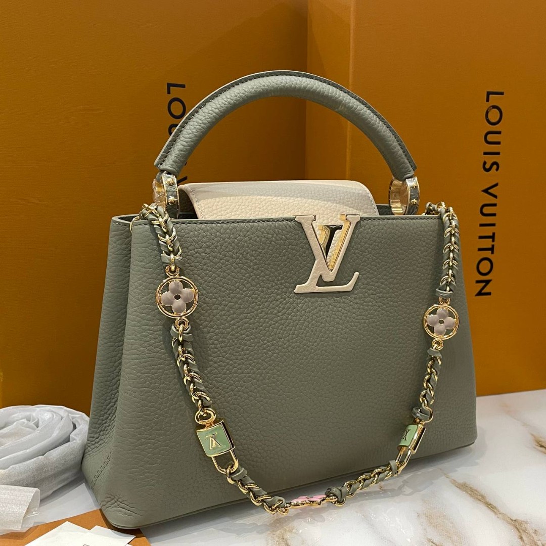 Женская сумка Louis Vuitton Capucines МM серая