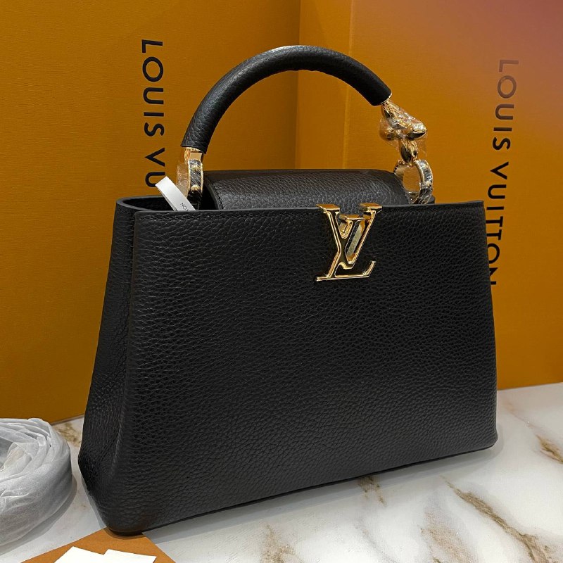 Женская сумка Louis Vuitton Capucines МM черная