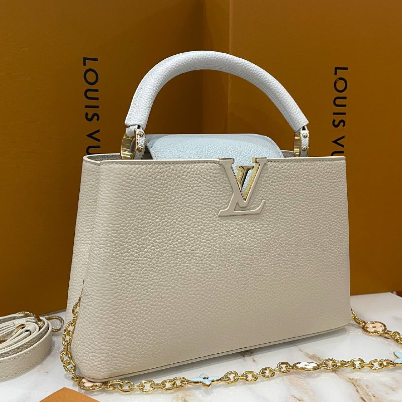 Женская сумка Louis Vuitton Capucines МM молочная