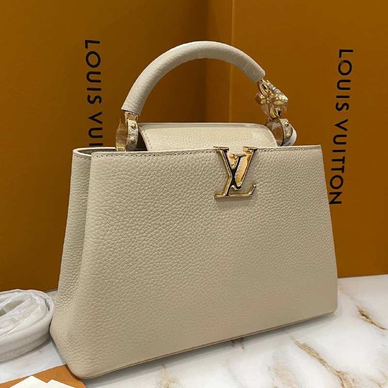 Женская бежевая сумка из кожи Louis Vuitton Capucines МM