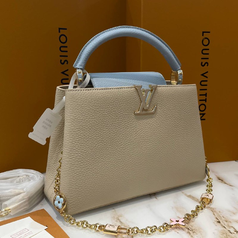 Бежевая сумка из кожи Louis Vuitton Capucines МM