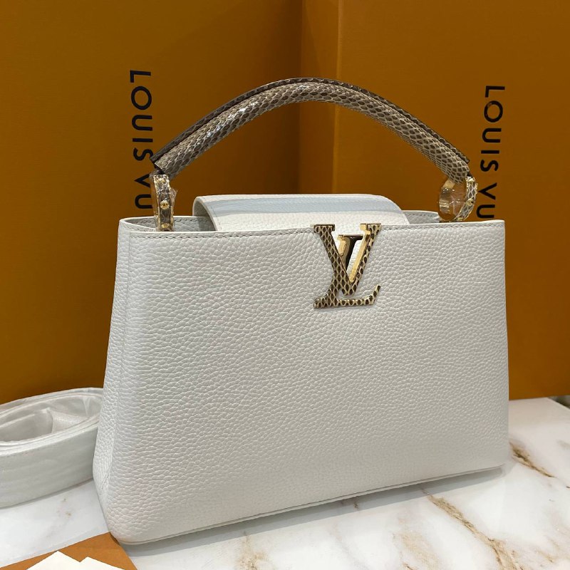 Белая кожаная сумка Louis Vuitton Capucines МM с отделкой из питона