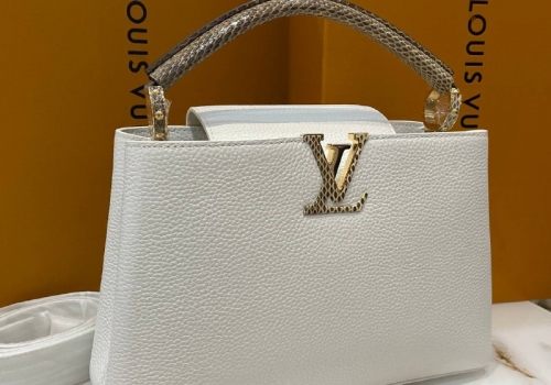 Белая кожаная сумка Louis Vuitton Capucines МM с отделкой из питона