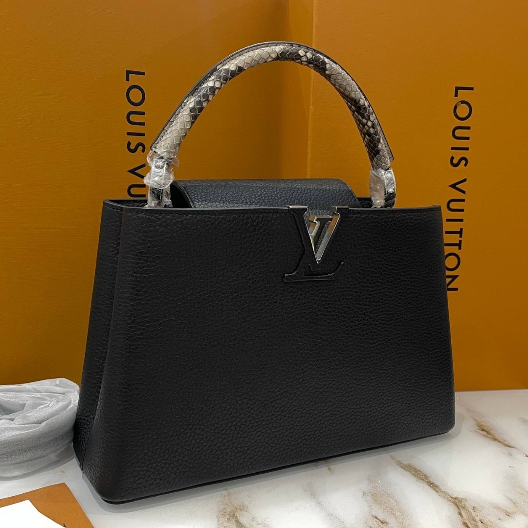 Черная кожаная сумка Louis Vuitton Capucines МM с отделкой из питона