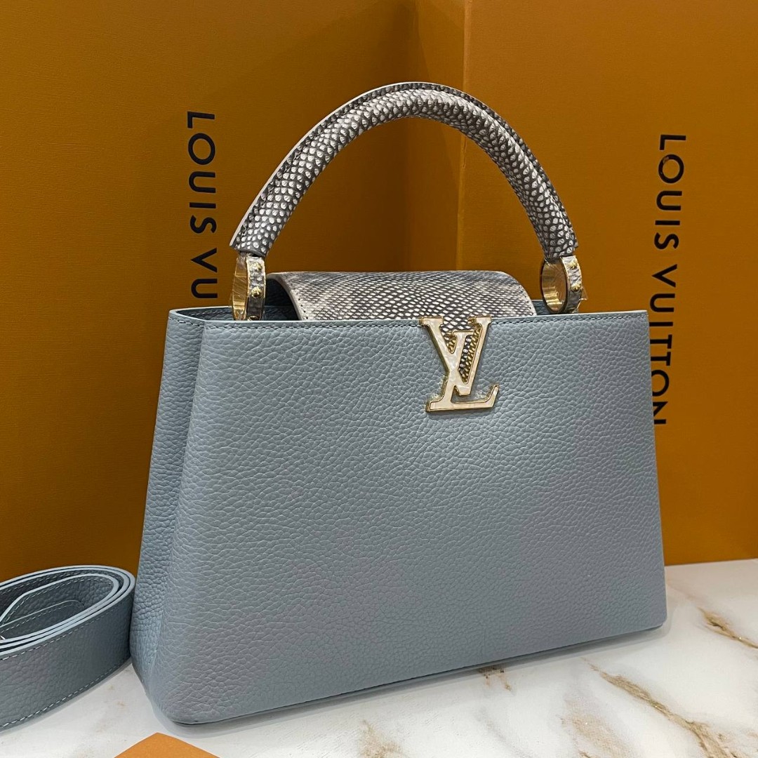 Голубая кожаная сумка Louis Vuitton Capucines МM с отделкой из питона