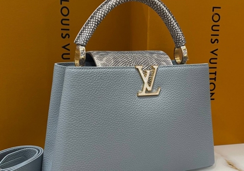 Голубая кожаная сумка Louis Vuitton Capucines МM с отделкой из питона